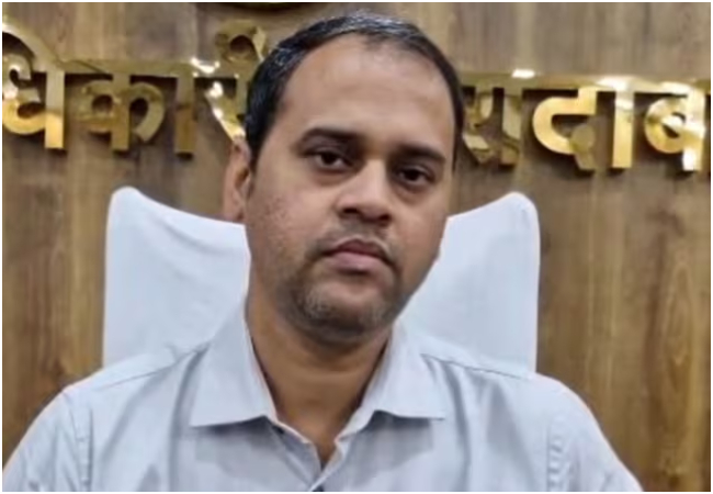 सरकारी जमीन की फर्जी आख्या देने वाले लेखपाल पर मुरादाबाद के जिलाधिकारी का बड़ा एक्शन, नजूल लैंड NOC मामले में भी चल रही है जांच