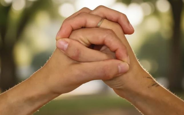 Granthita Mudra Yoga : ग्रंथित मुद्रा तनाव और बेचैनी को करती है कम, जानें सही तरीका और फायदे