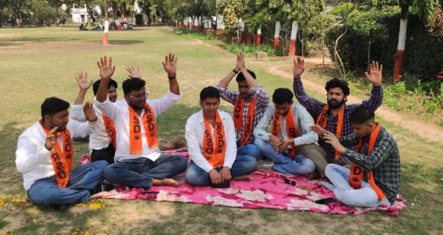 जर्जर बारादरी को लेकर बढ़ा बवाल: लखनऊ विश्वविद्यालय में नमाज के जवाब में पढ़ी गई हनुमान चालीसा