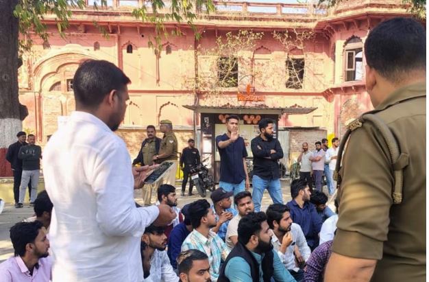 लखनऊ विश्वविद्यालय में लाल बारादरी को लेकर बढ़ा विवाद, समाजवादी छात्र सभा-NSUI के छात्रों ने किया विरोध प्रदर्शन, एबीवीपी कार्यकर्ता भी मैदान में उतरे