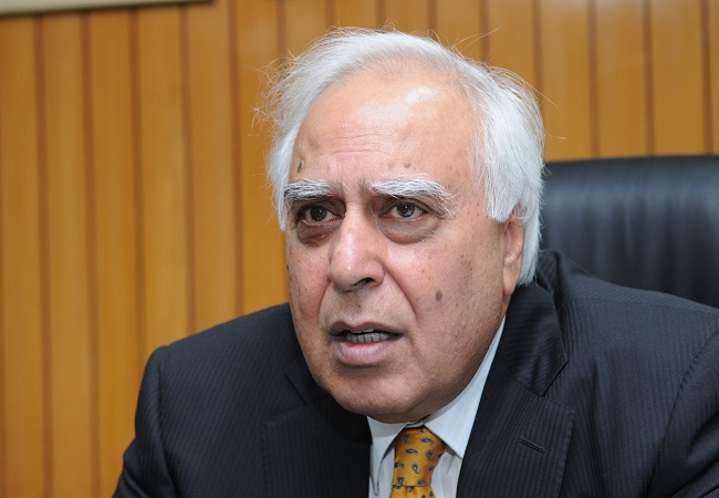 पूर्व सीएम केजरीवाल और सिसोदिया के दोषमुक्त होने के बाद जांच एजेंसी पर जमकर बरसे कपिल सिब्बल, कहा- कौन करेगा भरपाई