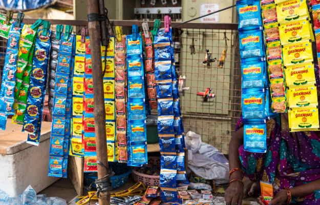 गुटखा–तंबाकू की कालाबाजारी चरम पर, नए टैक्स से पहले ही करोड़ों का माल डंप — छोटे व्यापारी बेहाल