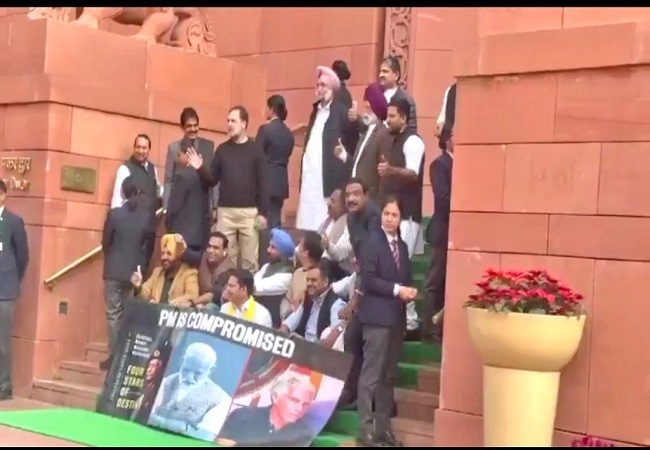 Video : मकर द्वार पर प्रदर्शनकारी कांग्रेस सांसदों को देख केंद्रीय मंत्री रवनीत सिंह बिट्टू, बोले- देखो ये कारगिल की जंग जीत कर आए हैं, तो राहुल गांधी का पलटवार 'मेरे गद्दार दोस्त...'