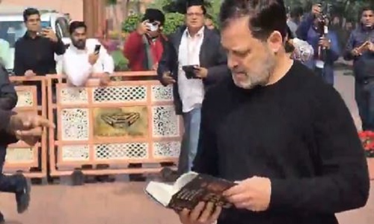 आज अगर प्रधानमंत्री संसद में आते हैं तो मैं उन्हें एक किताब भेंट करूंगा…पूर्व आर्मी चीफ की किताब लेकर संसद पहुंचे राहुल गांधी बोले