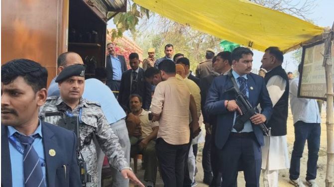 रामचेत मोची की दुकान पर रुके राहुल गांधी, उनकी मौत पर व्यक्त की संवेदना, बेटे राघव को हर संभव मदद का दिया आश्वासन