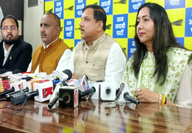 भाजपा बांटो और राज करो की राजनीति करते हैं, जिला पंचायत प्रमुख का चुनाव बैलट से कराए जाएं: संजय सिंह