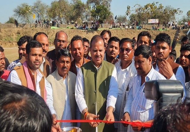 सपा कालपी के अध्यक्ष अजीत सिंह यादव ने नेता जी मुलायम सिंह प्रीमियर लीग क्रिकेट टूर्नामेंट का किया शुभारंभ