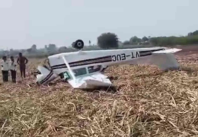 Plane Crash : कर्नाटक के विजयपुरा में विमान हादसा, इंजन में तकनीकी खराबी की आशंका