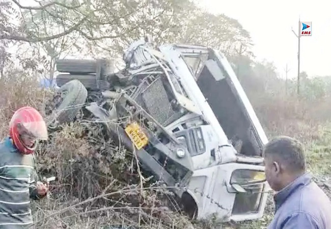 तेज रफ्तार ट्रेलर ने पुलिस वाहन में मारी टक्कर, पांच जवान शहीद, तीन की हालत गंभीर