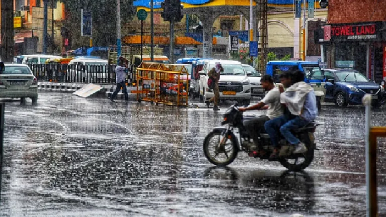 लखनऊ में अचानक बदला मौसम का मिजाज, गरज-चमक के साथ हुई झमाझम बारिश ने बढ़ाई ठंड