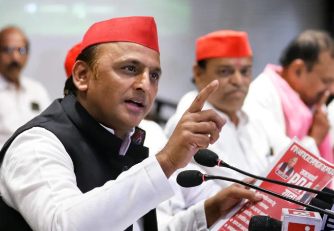 अखिलेश बोले: हमारी एक विधायक को गुमराह कर लिया गया, कहां FIR करें, Mou भी पर उठाएं सवाल: कहा मैनें अपने घर में दो चूल्हें बनवा लिये है।