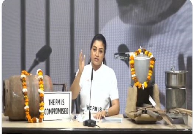 मोदी जी, दिल्ली वापस आकर अपनी गटर से गैस बनाने की टेक्नोलॉजी का लाभ जनता को बताएं और LPG Crisis खत्म कीजिए : अलका लांबा