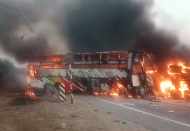 Andhra Bus Fire Accident : आंध्र प्रदेश के मार्कापुरम में ट्रक से टक्कर के बाद बस में लगी आग, 14 लोगों की मौत और 18 घायल