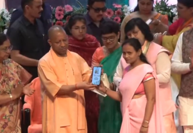 CM योगी ने 69804 आंगनवाड़ी कार्यकर्ताओं व सुपरवाइजरों को बांटे स्मार्टफोन, नियुक्ति पत्र भी दिया