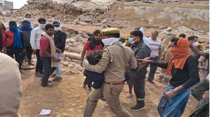 Prayagraj Cold Storage Collapses : अमोनिया गैस टैंक फटने से कोल्ड स्टोरेज धराशायी, 9 मजदूरों की मौत, कई मलबे में दबे