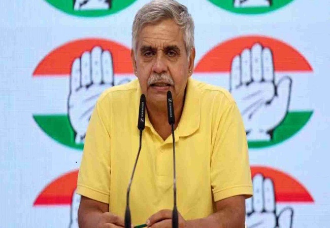 कांग्रेस नेता संदीप दीक्षित ने थरूर पर कसा तंज, कहा- सांसद शशि को गं​भीरता से नहीं लेना चाहिए