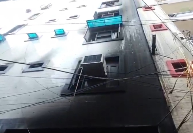 Delhi Fire Accident : घर में लगी आग तो जान बचाने लिए पहली मंजिल से कूदे लोग, एक छोटे बच्चे समेत चार घायल