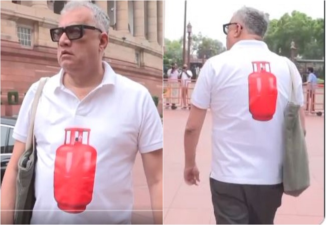 Viral Video : TMC सांसद डेरेक ओ'ब्रायन सिलेंडर वाली टी-शर्ट पहन पहुंचे संसद , रसोई गैस संकट को लेकर दर्ज कराया विरोध