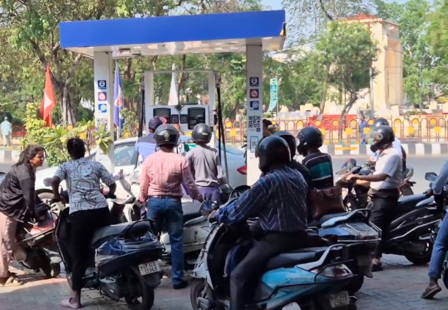 पेट्रोल-डीजल पर सरकार ने एक्साइज ड्यूटी 10 रुपये घटायी, जानें- आम आदमी कितनी मिलेगी राहत