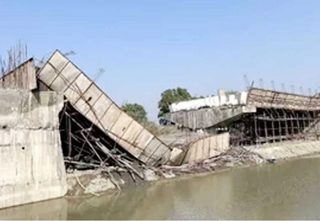 बिहार में फिर गिरा फ्लाईओवर, गोपालगंज में घोघारी नदी पर बन रहा था 29 मीटर लंबा पुल, ढलाई का चल रहा था काम