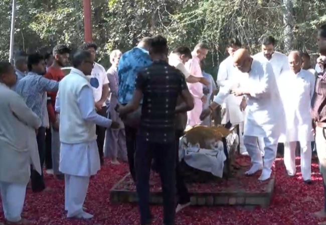 हरीश राणा के अंतिम संस्कार में शामिल हुए यूपी कांग्रेस चीफ अजय राय, पार्थिव शरीर को श्रद्धांजलि की अर्पित