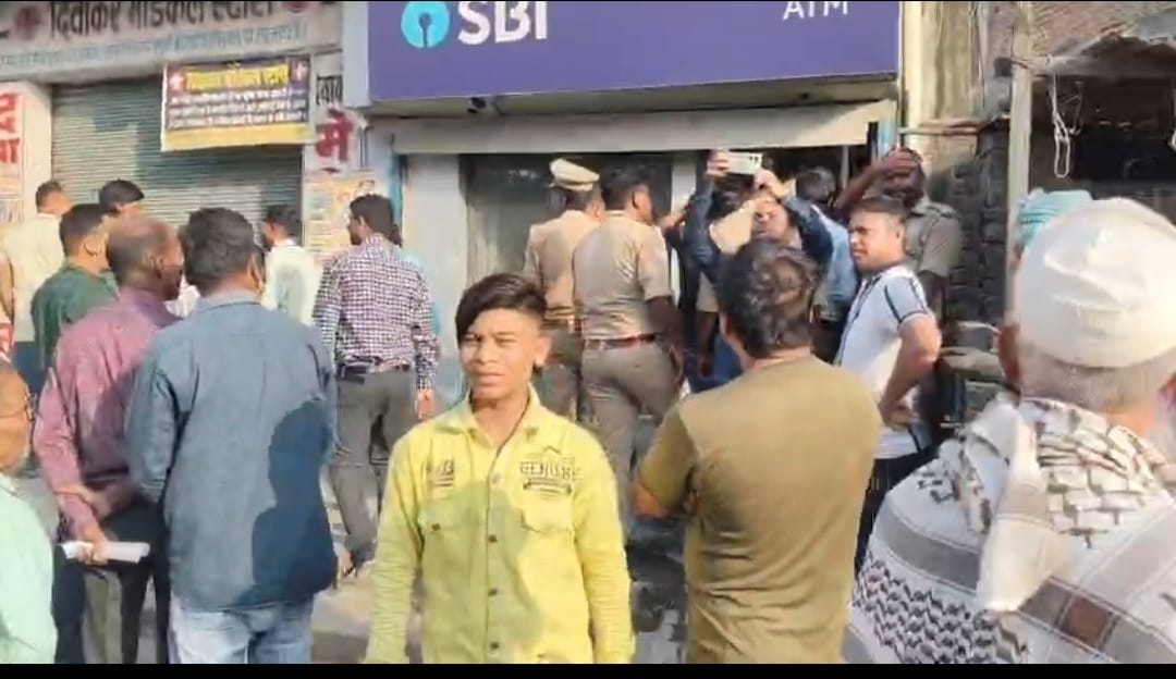 नौतनवा : रेलवे स्टेशन चौराहे के पास (SBI) एटीएम में शॉर्ट सर्किट से लगी आग,मौके पर मची अफरा-तफरी