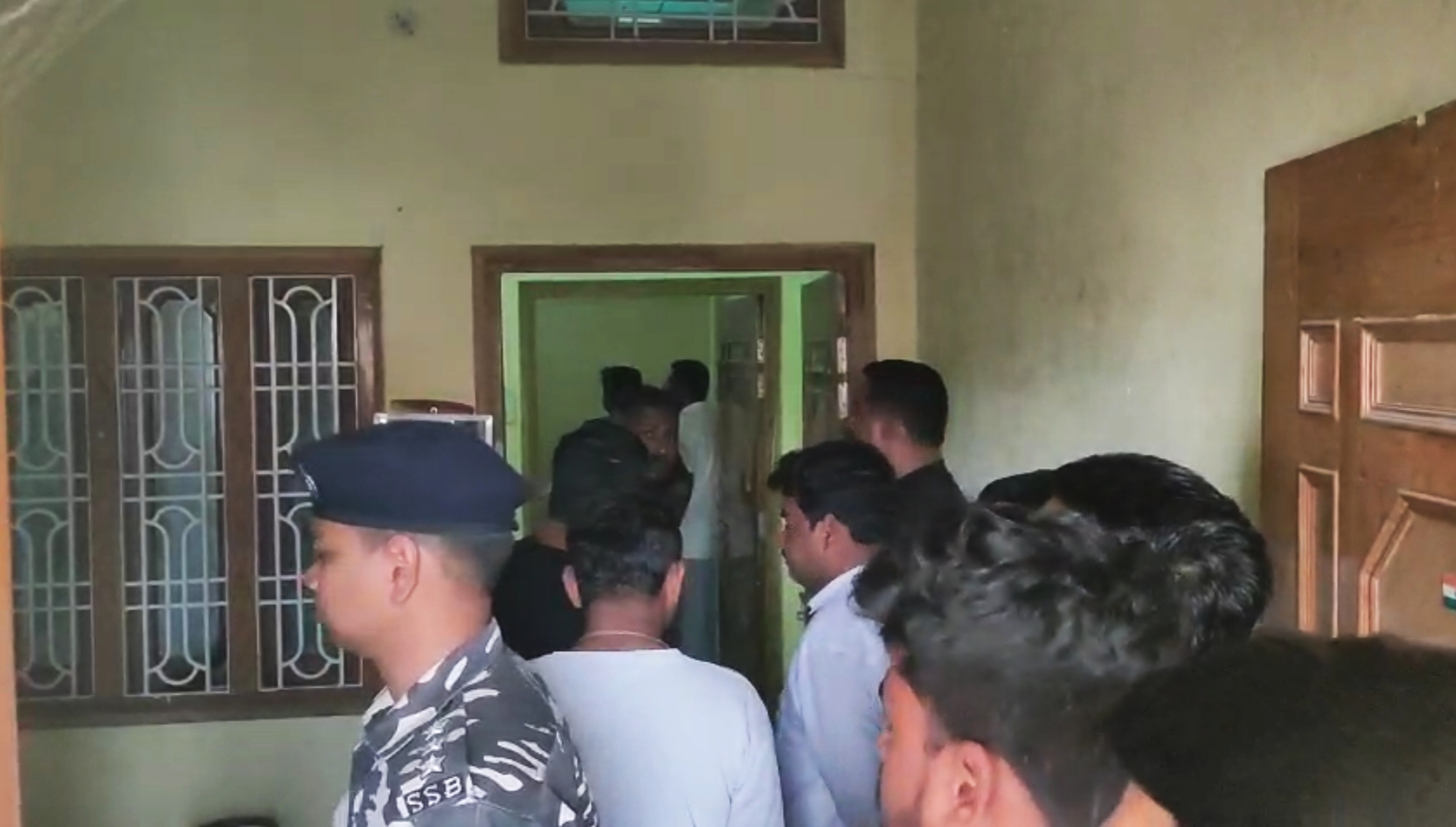 महराजगंज: दोमुहान घाट में तैनात महिला एसएसबी जवान के पति ने दो बच्चों की हत्या के बाद की आत्महत्या, इलाके में सनसनी