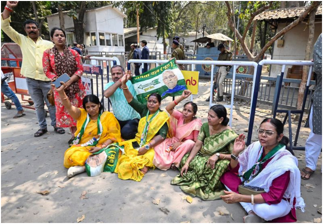 जेडीयू की महिला कार्यकर्ता बोली- ये हैं पार्टी के जयचंद, इन्हीं के इशारे पर भाजपा ने नीतीश कुमार के साथ किया यह खेल