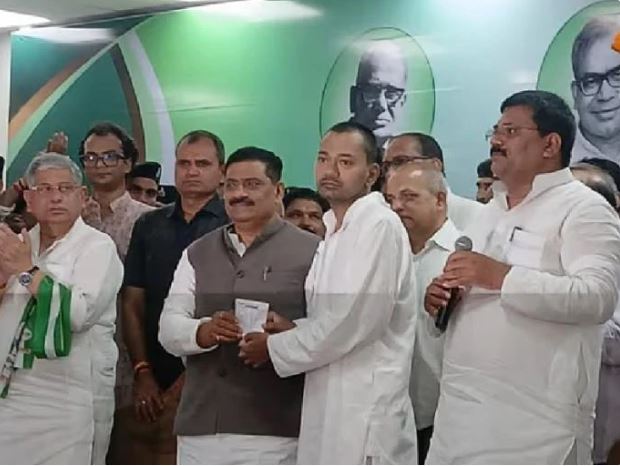 निशांत कुमार ने पिता की विरासत संभालते हुए राजनीति में की एंट्री, जेडीयू ने दिया नया नारा 'युवा सोच, मजबूत संकल्प'