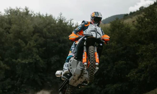 KTM 890 Adventure R Rally Limited Edition : केटीएम 890 एडवेंचर आर रैली लिमिटेड एडीशन से पर्दा उठा , जानें खासियत और इंजन