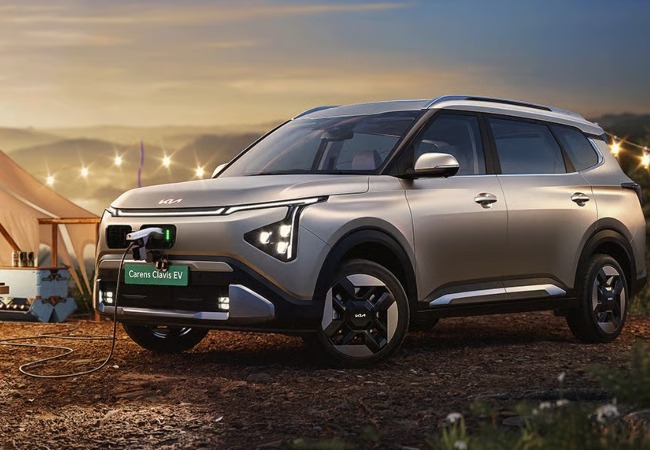 490KM रेंज, 6-सीटर कम्फर्ट और लग्जरी फीचर्स, Kia Carens Clavis EV ने मचाई हलचल