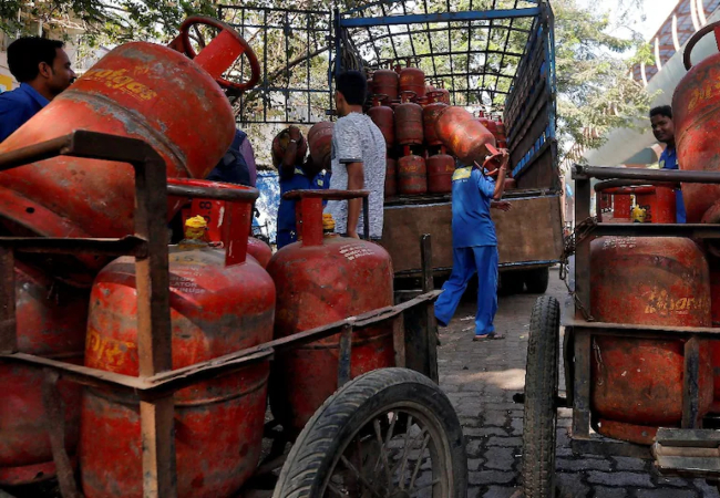 LPG Crisis Ground Report : मिडिल-ईस्ट जंग की आंच अब भारतीय रसोई तक पहुंची, मुंबई में होटल बंद, लखनऊ में सिलेंडर एजेंसी पर लंबी कतार...