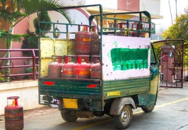 LPG Cylinder Theft : मुंबई में डिलीवरी टेम्पो से दर्जनों LPG सिलेंडर हुए चोरी, जांच में जुटी पुलिस