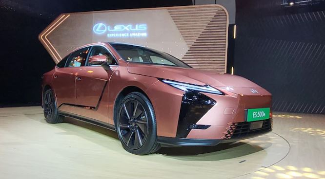 Lexus ES 500e Electric Sedan : भारत में लॉन्च हुई लेक्सस ES 500e इलेक्ट्रिक सेडान ,10 एयरबैग,  मसाज वाली सीट्स के साथ जानें फीचर्स