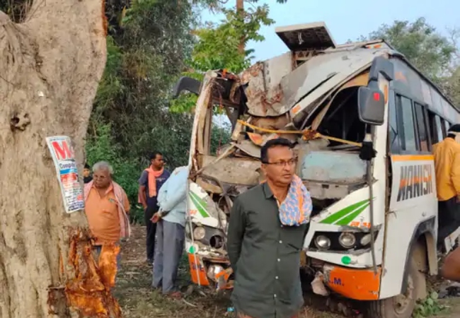 Mau Accident : अयोध्या में श्री लक्ष्मी नारायण महायज्ञ में शामिल होकर लौट रहे श्रद्धालुओं की बस पेड़ से टकराई, 40 लोग घायल