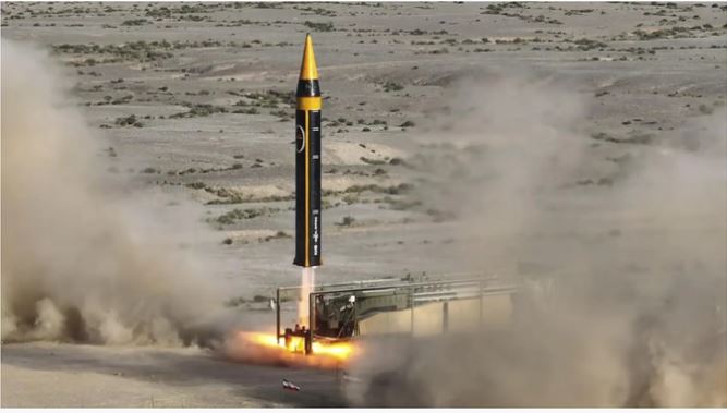 अमेरिकी एयरक्राफ्ट कैरियर अब्राहम लिंकन पर मिसाइल दागी, ईरान ने किया बड़ा दावा, कहा- रेंज में आया तो और हमले करेंगे