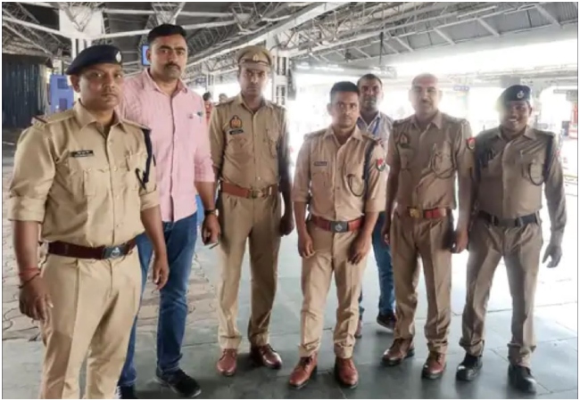 प्रयागराज जंक्शन पर 3 महीने तक घूमता रहा ‘फर्जी दरोगा’, टिकट चेकिंग के नाम पर करता था वसूली