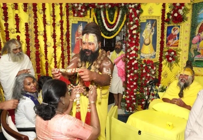 ब्रज में राष्ट्रपति मुर्मू का आध्यात्मिक दौरा, प्रेमानंद महाराज से मुलाकात, 27 मिनट चली खास बातचीत