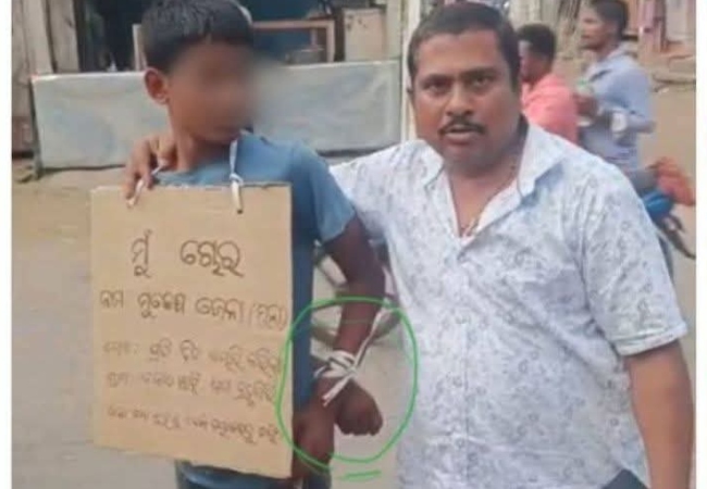 'मैं चोर हूं' लिखी तख्ती के साथ नाबालिग को सड़क पर घुमाया, कांग्रेस बोली- आरोपी को राजनीतिक संरक्षण के कारण बचाया जा रहा