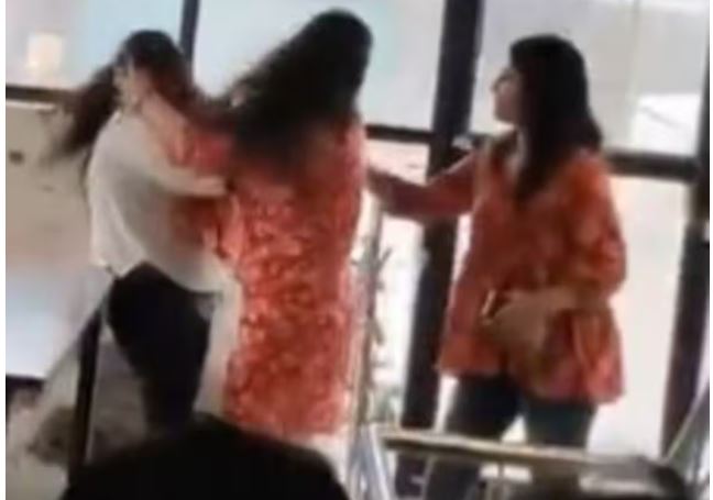 Video : गलगोटिया यूनिवर्सिटी की दो छात्राएं बॉयफ्रेंड को लेकर भिड़ी, एक दूसरे के बाल पकड़कर जमकर बरसाए थप्पड़, कैंपस में सुरक्षा और अनुशासन पर खड़े हुए सवाल