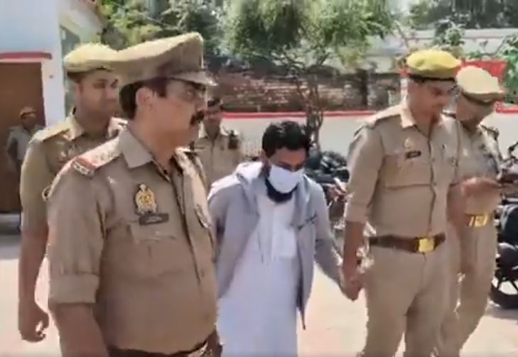 Video-सीएम योगी की मां को अपशब्द बोलने वाले मौलाना की बिगड़ी चाल, लंगड़ाते हुए मांगी माफी