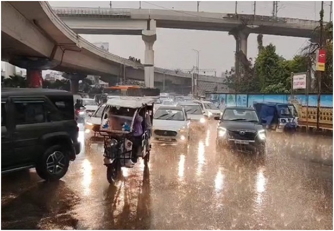 UP Weather : पश्चिमी यूपी में आज बढ़ेगी बादलों की सक्रियता, पड़ेंगी फुहारें, जारी रहेगा पारे में उतार-चढ़ाव
