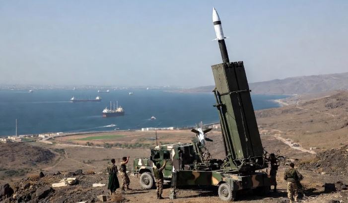 US Israel Iran War :  जंग में कूदकर हूती विद्रोहियों ने बढ़ाई चिंता , समुद्री रास्ते पर संकट मंडराया