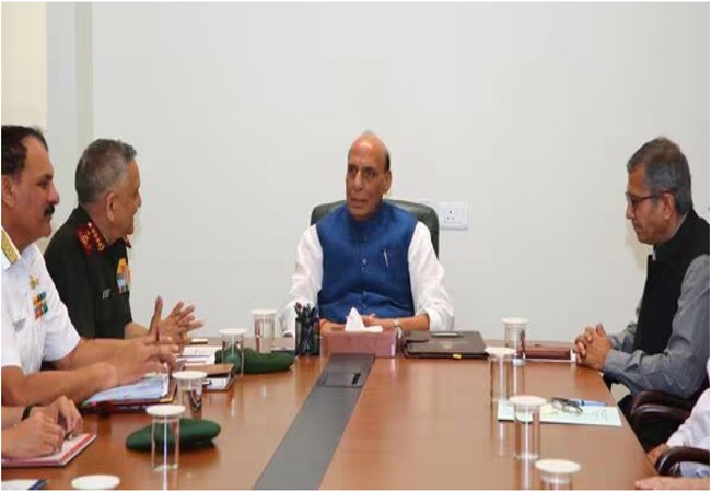 Mission West Asia : रक्षा मंत्री राजनाथ सिंह ने CDS और तीनों सेना प्रमुखों के साथ की हाई-लेवल बैठक