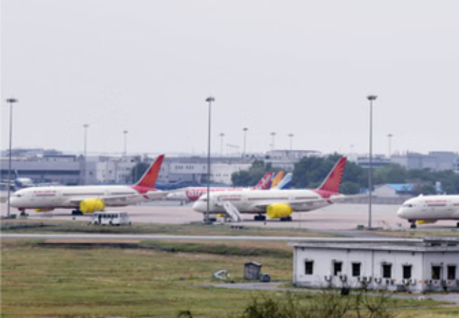 West Asia Crisis : डीजीसीए ने एयरलाइंस को खाड़ी देशों के हवाई क्षेत्र से बचने की दी सलाह, एडवाइजरी जारी