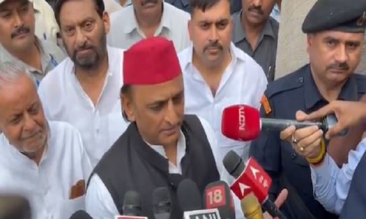 स्वामी अविमुक्तेश्वरानंद से मिले अखिलेश यादव, कहा-उनके आशीर्वाद मिलने से नकली संतों का होने जा रहा अंत