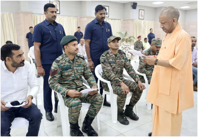 सीएम योगी ने सैनिकों को दिया आश्वासन, बोले- आप बेफिक्र होकर देशसेवा कीजिए, आपके परिवार की सुरक्षा हमारी जिम्मेदारी