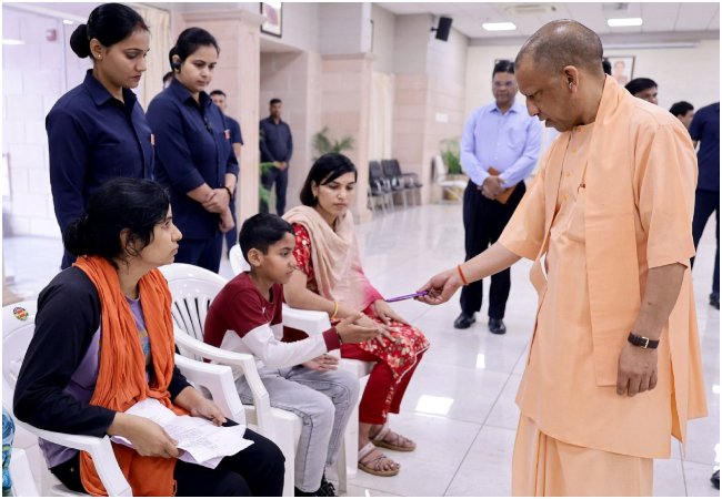 UP Janta Darshan : सीएम योगी ने बच्चे से ली पढ़ाई की जानकारी, बोले- किताबें पढ़ो, सोशल मीडिया का कम करो प्रयोग