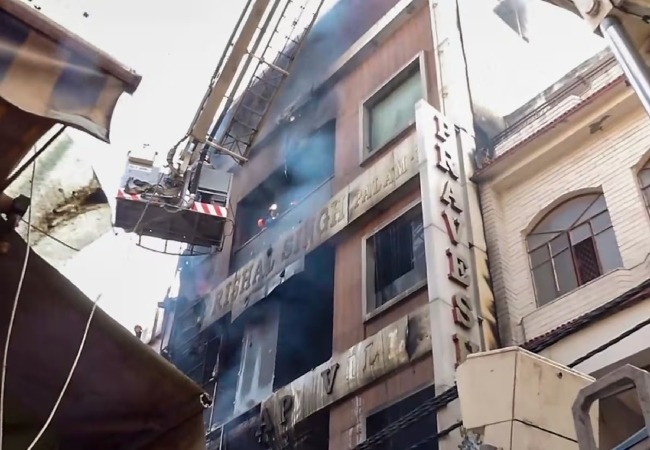 दिल्ली के पालम में आग का कहर, 5 मंजिला बिल्डिंग में 7 लोग जिंदा जले, 3 बच्चे भी शामिल