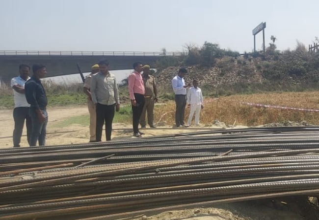 बलिया: सरयू नदी पर पिलर बनाते समय गिरा लोहे का ढांचा, 2 मजदूरों की मौत
